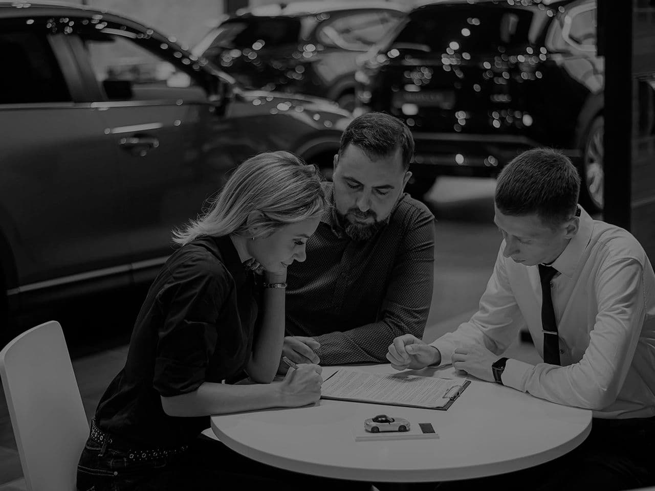 Как продать машину через автосалон и не пожалеть: советы, риски, альтернативы