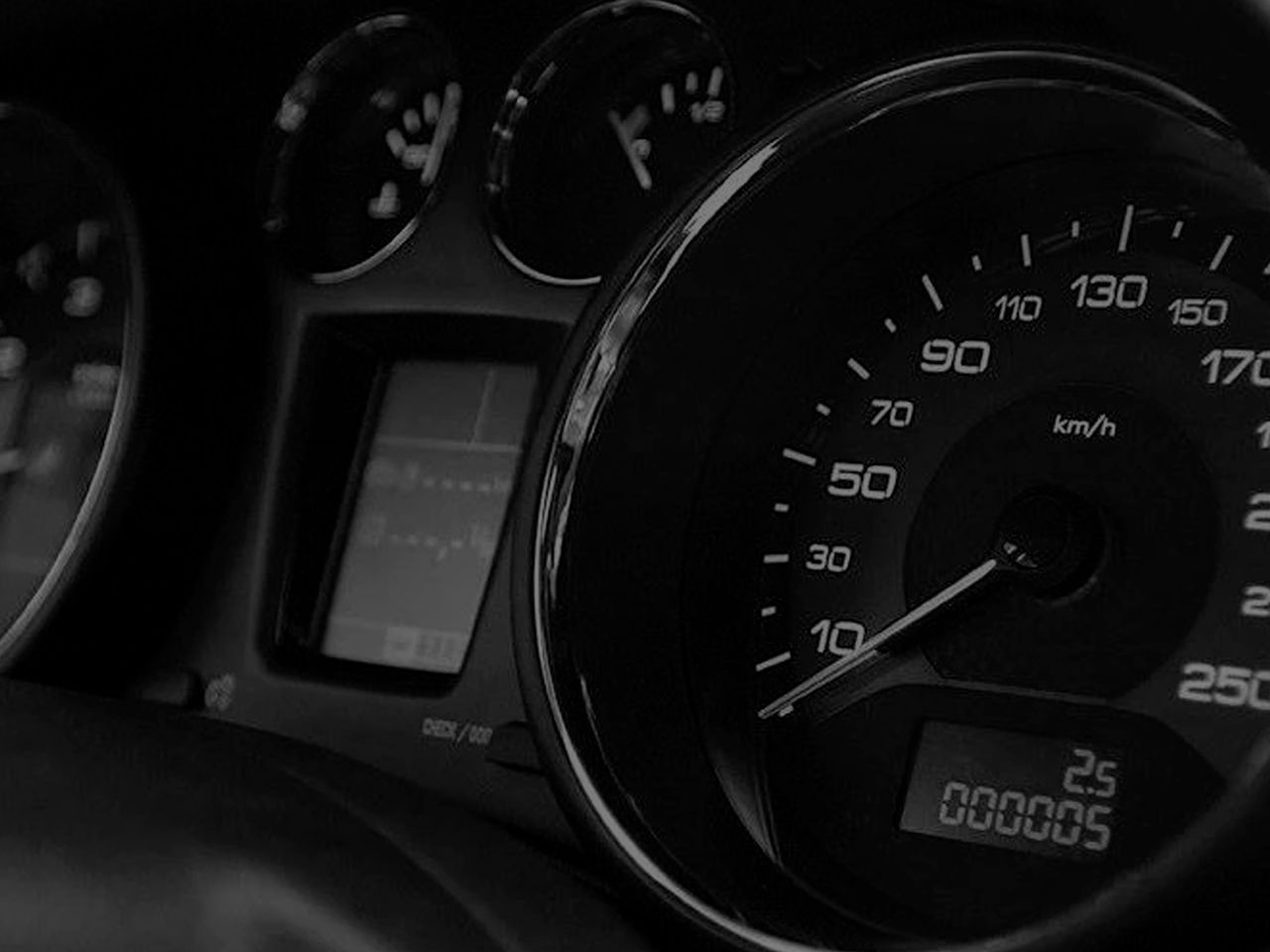 Какой пробег считается идеальным при продаже, и почему низкий или высокий километраж вредят цене